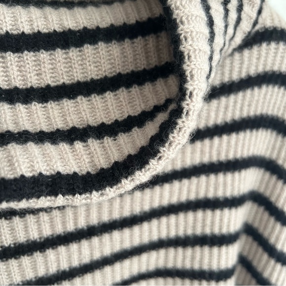 100% Cashmere Oversized Striped Turtleneck Sweater - Picture 9 of 9